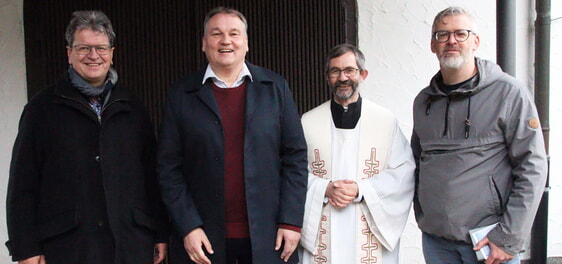 Waren am Ökumenischen Neujahrsspaziergang beteiligt (v.l.): Pfarrer Martin Pogorzelski (Evangelische Kirchengemeinde Halver), Pastor Hans-Peter Helm (FeG Bever), Pfarrer Claus Optenhöfel (Pfarrei Christus König) und Pastor Thorsten Begerau (FeG Halver). (Foto: Jakob Salzmann)
