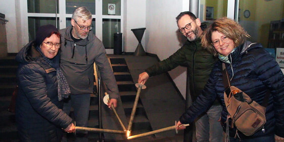 Mit Fackeln, die an der Katholischen Kirche Christus König entzündet wurden, zogen die Gläubigen durch die Stadt. (Foto: Jakob Salzmann)