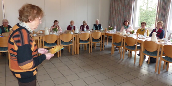 Mit mancherlei Erinnerungen an die zurückliegende Weihnachtszeit und die Zeit „zwischen den Jahren“ startete die Frauenhilfe Rönsahl ins neue Jahr. (Foto: Rainer Crummenerl)