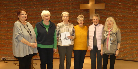Thea Sauselin (3.v.l.) mit der Urkunde, mit der sie für ihre 15-jährige Mitgliedschaft bei den „Frauen in der Gemeinde“ geehrt wurde, mit den Vorstandsmitgliedern Karin Walter (Kassiererin, qanz l.), Brunhilde Mehr (1. Vorsitzende der „Frauen in der Gemeinde“), Rita Uckert (2. Vorsitzende) Pfarrerin Bärbel Wilde, die allen für ihre ehrenamtliche Arbeit dankte, und Schriftführerin Ilona Busche. (Foto: Ingrid Weiland)
