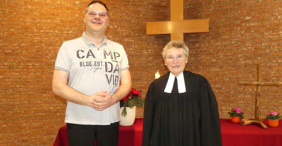 Marco Fischer mit Pfarrerin Bärbel Wilde, die den Gottesdienst leitete. (Foto: Ingrid Weiland)