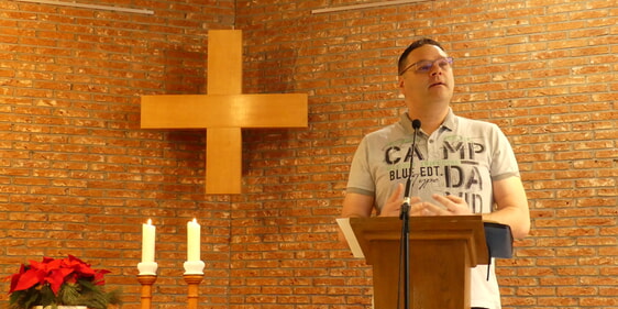Pastor Marco Fischer von der Evangelisch-freikirchlichen Gemeinde Gottes bei seiner Ansprache für die Christuskirchengemeinde. (Foto: Ingrid Weiland)