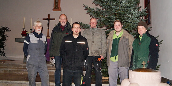 Der Weihnachtsbaum stand seit kurz vor Weihnachten in der Valberter Kirche und wird, wie in jedem Jahr, Ende Januar wieder abgebaut. Die von Jörn Bakowski gespendete Tanne wurde in Teamarbeit aus dem Gotteshaus getragen von Rudi Sachs, Dieter Busch, Jürgen Jungermann, Yago Böhme, Andreas Gogarn und Brian Busenius (von links). (Foto: Frank Laudien)