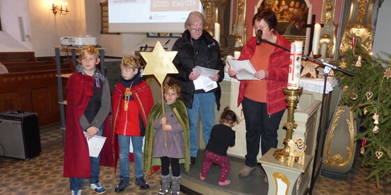 Über den traditionellen Besuch einer Abordnung der kleinen Sternsinger und ihrer Begleitung freuten sich die Gottesdienstgäste beim „Sternstunden“-Gottesdienst in der Servatuskirche. (Foto: Rainer Crummenerl)
