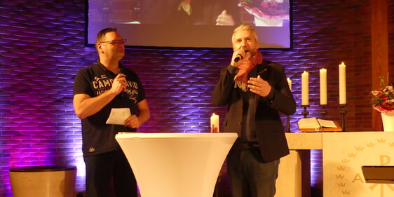 Interview Pastor Marco Fischer (l.) mit Bürgermeister Sebastian Wagemeyer beim überkonfessionellen Gebetsabend. (alle Fotos: Ingrid Weiland)
