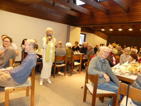 Rund 60 Frauen und Männer aus verschiedenen Lüdenscheider Gemeinden waren zum Gebetsfrühstück in der Markuskirche zusammengekommen.