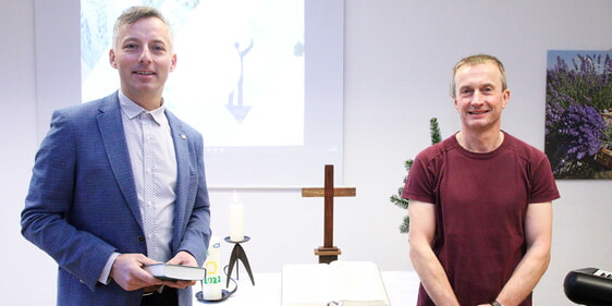 Zum Auftakt der Allianzgebetswoche tauschten die Geistlichen die Kanzel. Pastor Sebastian Göpfert von der FeG (links) predigte im Heedfelder Gemeindehaus und gestaltete mit Baukirchmeister Achim Lohmann den dortigen Gottesdienst. (Foto: Jakob Salzmann)