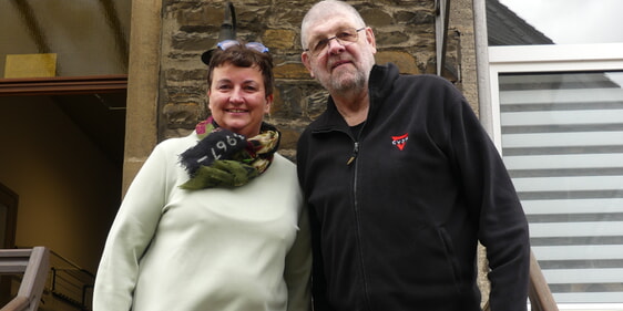 Der ehemalige CVJM-Bundessekretär Jürgen Vogels, der im Abschlussgottesdienst in der Friedrichkirche in Altroggenrahmede die Predigt hielt, zusammen mit Gemeindepädagogin Sabine Drescher, die diesen leitete. (Foto: Ingrid Weiland)