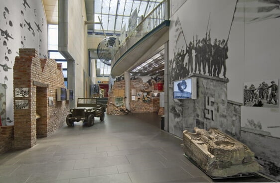 Der chronologisch aufgebaute Ausstellungsrundgang beginnt mit der Kapitulation der Wehrmacht am 8. Mai 1945, mit der Befreiung vom nationalsozialistischen Regime und mit der Besatzung durch die Siegermächte. © Stiftung Haus der Geschichte/Axel Thünker