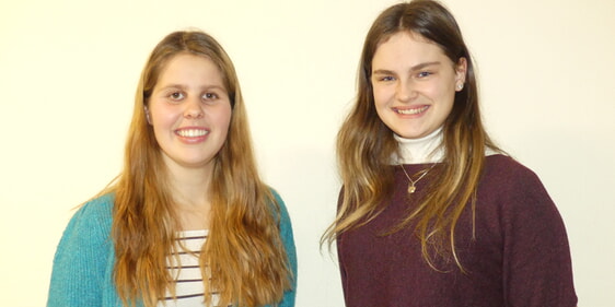 Die beiden neuen Mitarbeiterinnen des CVJM Lüdenscheid-West: Ronja Osterland (l.) und Anna Findegenant. (Foto: Ingrid Weiland)