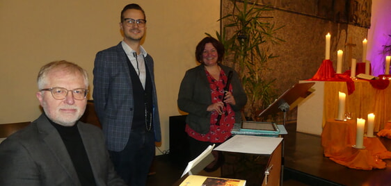 Reinhard Derdak (vorn an den Tasten), Presbyter Sebastian Schlingmann und Presbyterin Christine Schaumann (Blockflöte) gestalteten am Samstag den musikalischen Abendgottesdienst in der Johanneskirche. (Foto: Ingrid Weiland)
