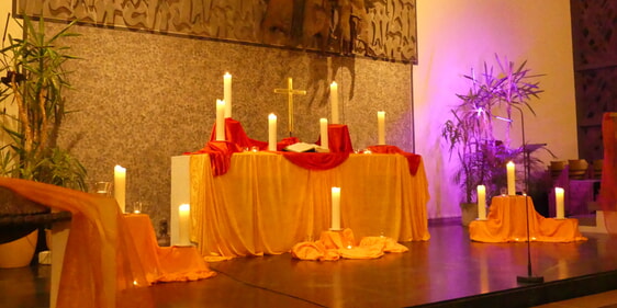 Unter der Überschrift „Eine neue Tür öffnet sich“ stand der musikalische Abendgottesdienst, zu dem die Johanneskirchengemeinde am Samstag eingeladen hatte. (Foto: Ingrid Weiland)