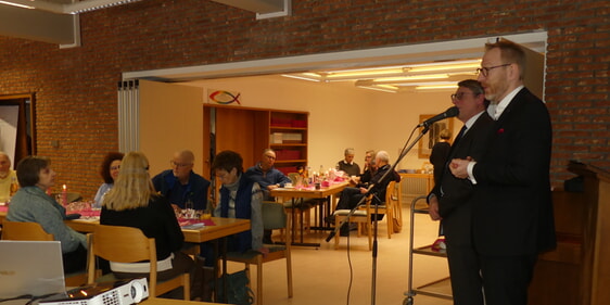 Von den Gemeindepfarrern Gremmels und Schulz wurden Informationen über das Jahresproramm erteilt. (Foto: Ingrid Weiland)