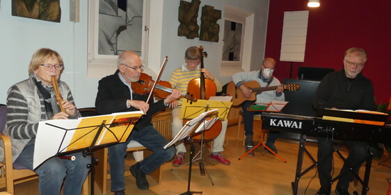 Sylke Riegel (v.l., Blockflöte), Ferdinand Riegel (Violine), Ursula Schiejewski (Violoncello), Michael Bette (Gitarre) und Reinhard Derdak (Keyboard) gestalteten das erste Taizé-Gebet in diesem Jahr. (Foto: Ingrid Weiland)