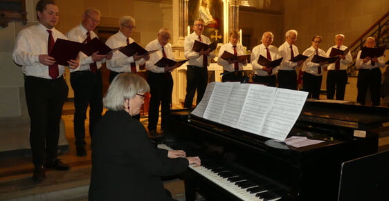 Astrid Hüller-Hewitt (Klavier) begleitete und dirigierte den Chor. (Foto: Ingrid Weiland)