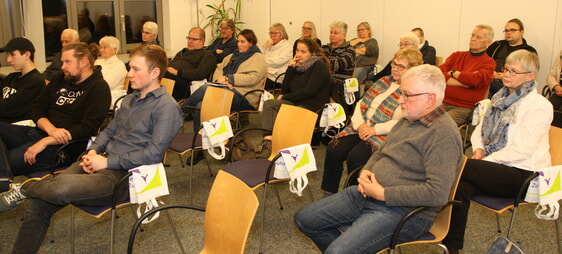 Nachdenkliche Blicke im Martin-Luther-Haus: Die Besucher der Gemeindeversammlung erfuhren, welche Veränderungen ihnen bevorstehen. (Foto: Dirk Grein)