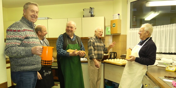 Brotbacken für das erste diesjährige Treffen des Männerkreises der evangelischen Kirchengemeinde Oberrahmede, bei dem ein Agape-Abendmahl auf dem Programm stand. (Foto: Ingrid Weiland)