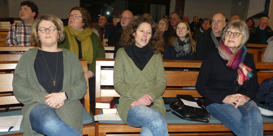 Der erste „Wort & Weg“-Gottesdienst des CVJM-Kreisverbandes Lüdenscheid in Dahle. Dorotha Turck-Brudereck (vorne l.), Präses des CVJM-Westbundes, die die Ansprache hielt, mit Daniela Malms (CVJM Werdohl) und Annelie Korte (CVJM Dahle), die die Gäste aus dem ganzen CVJM-Kreuzverband Lüdenscheid in der Kirche in Dahle begrüßten. (Foto: Ingrid Weiland)
