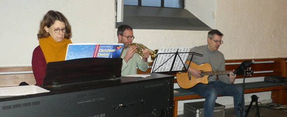 Das Musik-Ensemble Ina Wohlrath (Klavier), Volker Turck (Flügelhorn) und Marco Malms (Gitarre). (Foto: Ingrid Weiland)