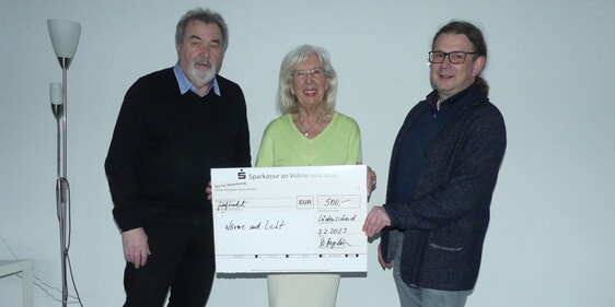 Übergabe des symbolischen Schecks über die Kollekte von 500 Euro, die beim Gebetsabend zusammengekommen ist, durch Irmtraut Huneke (m.) und Volker Hagedorn (l.) an Caritas-Direktor Stefan Hesse. (Foto: Ingrid Weiland)