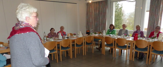 Mit einem kurzen Situationsbericht eröffnete Vorsitzende Brigitte Potthoff die Jahreshauptversammlung der Rönsahler Frauenhilfe. (Foto: Rainer Crummenerl)