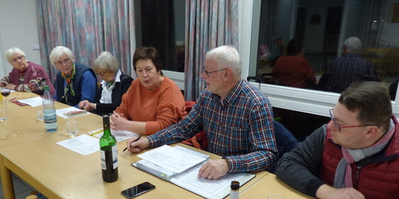 Als unverzichtbar wichtiges Glied im Geschehen in Dorf und Gemeinde bewährt sich seit Jahren der Evangelische Kirchenchor in Rönsahl. Unser Bild zeigt den Vorstandstisch (v.r.) mit Dirigent Ingo Reich, dem 1. Vorsitzenden Traugott Zentz, Stellvertreterin Regina Marcus, Beisitzerin Dorothea Nemann, Kassenwartin Monika Scheel. (Foto: Rainer Crummenerl)