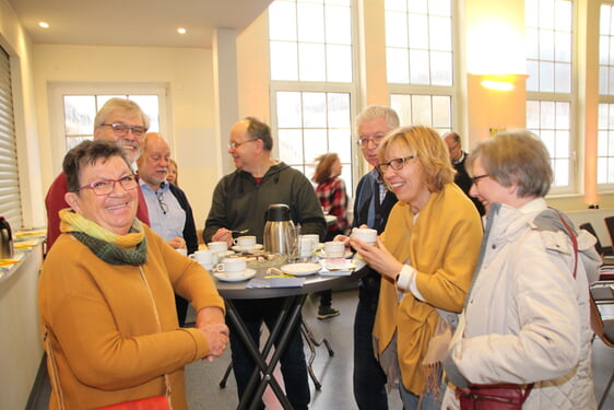 Bei einer Tasse Kaffee und leckeren Plätzchen konnten sich anschließend Akteure und Besucher in kleinen Runden austauschen.
