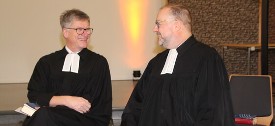 Pfr. Uwe Brühl (l.) und Superintendent Dr. Christof Grote leiteten den Gottesdienst zum Auftakt des Kirchentages.