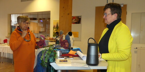 Gemeindepädagogin Sabine Drescher (r.) brachte mit biblischen Erzählfiguren die Begegnung der Samariterin mit Jesus nahe. (Foto: Ingrid Weiland)