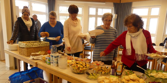 Das Buffet hatte man aus vielen Leckereien für das Brunchen zusammengestellt. (Foto: Ingrid Weiland)