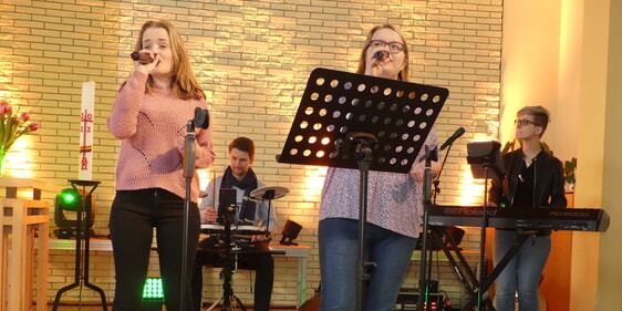 Die Band um Nicole Trester sorgte für große Begeisterung im Gottesdienst. (Foto: Ingrid Weiland)
