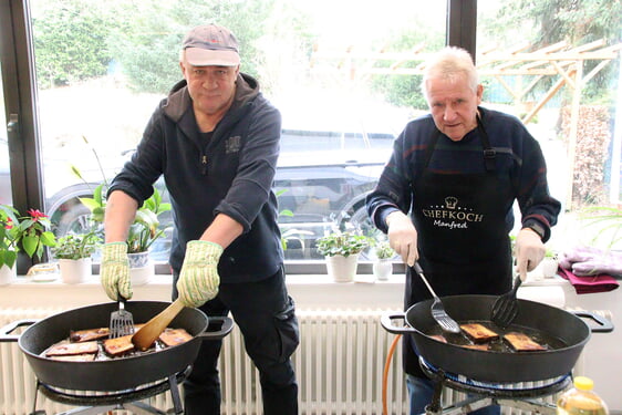 Die am Vortrag vorbereitete Potthucke musste beim Fest nur noch aufgeschnitten und gebraten werden. (Foto: Jakob Salzmann)