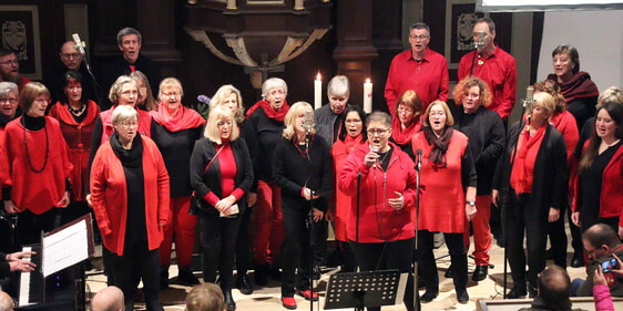 Der Gospelchor Risecorn sorgte am Sonntag für ein volles Haus in der Heedfelder Kirche. Erstmals gestaltete der Chor vor Ort einen Gottesdienst mit. (Foto: Jakob Salzmann)