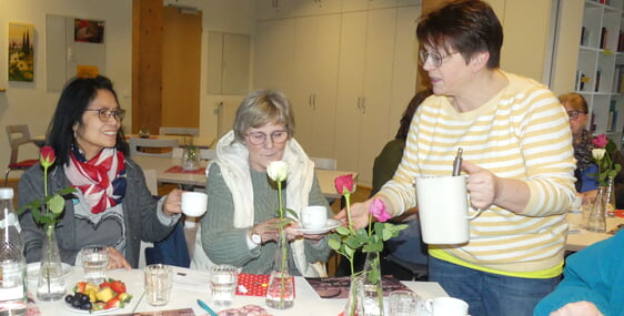 Ein mit Wasser und Honig angerührtes Kakaogetränk konnte probiert werden. (Foto: Ingrid Weiland)