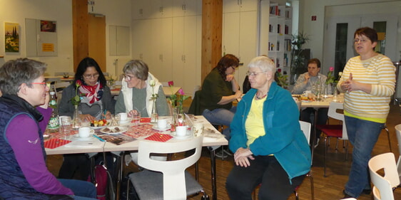 „SchokoTasting“ im Kirchenhaus Oberrahmede mit CVJM-Bundessekretärin Andrea Bolte (l.). (Foto: Ingrid Weiland)