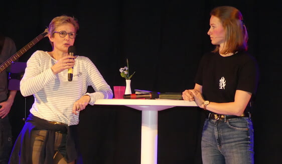 In einem bewegenden Interview erzählte Viola Link (l.) von ihrem Leidensweg nach dem Tod ihres Mannes und wie das Vertrauen auf Jesus Christus ihr Anker darin war. (Foto: Ingrid Weiland)