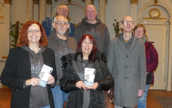 Das OFK-Team gestaltete den Gottesdienst mit und verteilte neue OFK-Flyer: (vorn l.) Prädikantin Ulrike Tetzlaff, Annette Rocotta, (2. Reihe, v.l.) Frank Alles, Wolfgang Elste, Ruth Giebels, (hinten v. l.) Michael Weiland und Jörg Kürschner. (Foto: Ingrid Weiland)