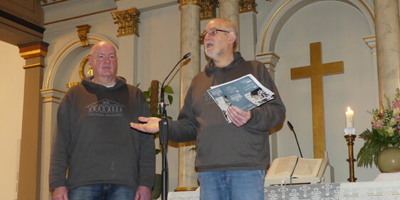 Frank Alles (r.) interviewte Jörg Kürschner, der dank der Hilfe des OFK aus der Obdachlosigkeit herausgefunden hat. (Foto: Ingrid Weiland)