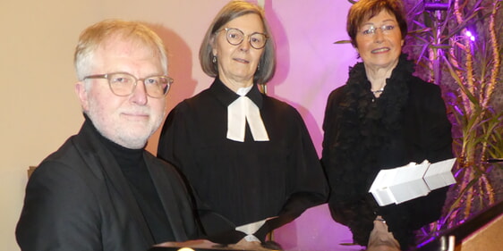 Reinhard Derdak (am Klavier), Krankenhausseelsorgerin Bettina vom Brocke und Altistin Brunhilde Bohlmann gestalteten den Abendgottesdienst in der Johanneskirche. (Foto: Ingrid Weiland)