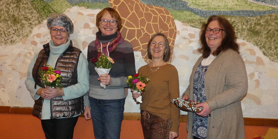 Die neue 1. Kassenprüferin des Frauenhilfsbezirksverbandes Lüdenscheid-Volmetal, Monika Blach (v.l.) (Lüdenscheider Johanneskirchngemeinde), Marianne Warninghoff (Schalksmühle), die turnusgemäß aus diesem Amt ausgeschieden ist, Krankenhausseelsorgerin Bettina vom Brocke, die auf die Anliegen des kreiskirchlichen Frauenausschusses aufmerksam machte und Bezirkspfarrerin Ramona Winkler-Rudzio (Johanneskirche Lüdenscheid), die bis 2024 im Amt bleibt. (Foto: Ingrid Weiland)