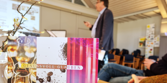 „genussvoll glauben“ wird vom oikos-Institut für Mission und Ökumene herausgegeben. (Foto: EKKLP)