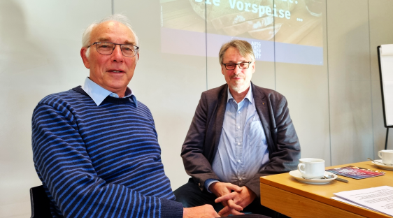 Johannes Antepoth (l.) und Kuno Klinkenborg stellen den Pfarrerinnen und Pfarrern "ausgerechnet Gott" vor. (Foto: EKKLP)