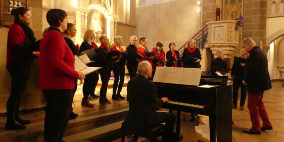 Der Chor „Chornetti“ unter der Leitung von Hanno Kreft setzte beim Monatsschlussgottesdienst musikalische Glanzpunkte auf. (Foto: Ingrid Weiland)