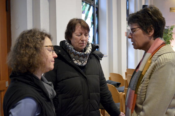 In drei Gebetsrunden und gemeinsamen Lieder baten die Teilnehmenden um den Frieden Gottes. (Foto: Iris Kannenberg)
