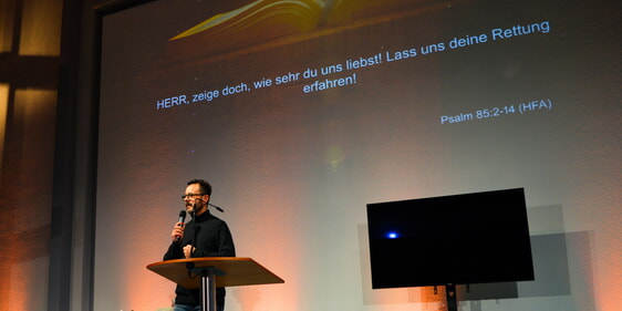 Diakon Bernd Hartmannsberger (FeG) machte beim Friedensgebet auf Psalm 85 aufmerksam. (Foto: Iris Kannenberg)