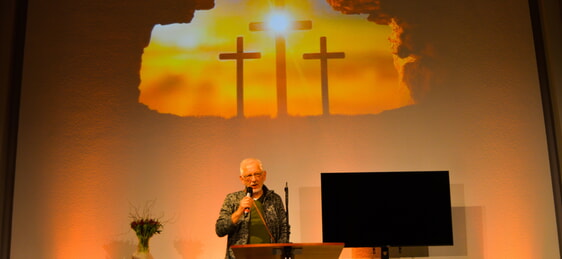 Udo Fiedler (Ev. Kirchengemeinde Oberrahmede) rief die Auswirkungen des Krieges in Erinnerung. (Foto: Iris Kannenberg)