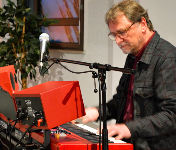 Musikalisch gestaltete Johannes Köstlin (Katholische Kirchengemeinde) den Abend. (Foto: Iris Kannenberg)