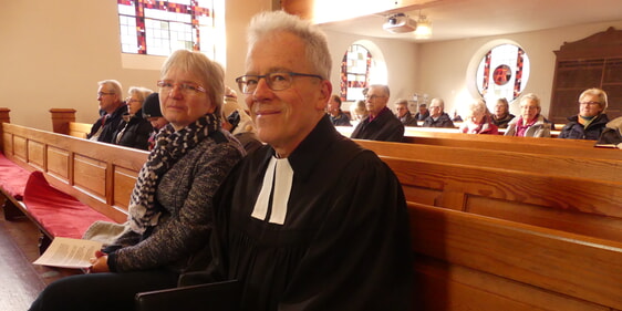 Pfarrer Martin Gossens in der Kirche in Brüninghausen, der von 1986 bis 2006 in Lüdenscheid tätig war. (Foto: Ingrid Weiland)