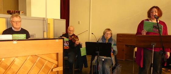 Ein Musikteam gestaltete den Gottesdienst u.a. mit taiwanesischen Liedern: Leonhard Voos (Klavier) (v.l.), Ferdinand Riegel (Violine), Sylke Riegel (Flöte) und Christine Schaumann (Gesang und Flöte). (Foto: Ingrid Weiland)