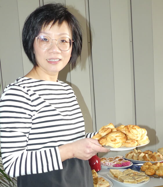 Die aus Taiwan stammende, aber in der Nähe der Johanneskirche wohnende Hsiao Ling-Winkel hatte eine nach taiwanesischem Rezept gebackene Spezialität für das Kuchenbüfett mitgebracht. (Foto: Ingrid Weiland)